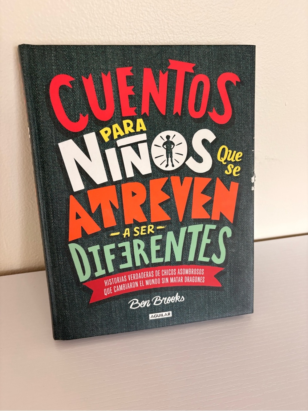 Stories for Boys Who Dare to Be Different. Hardcover. In Spanish